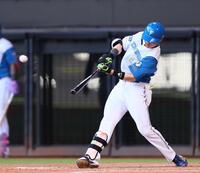 　５回、２ランを放つ清宮幸（撮影・中島達哉）