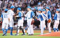 　オリックスに勝ち越しを決め、ナインとタッチを交わす清宮幸（中央）＝撮影・中島達哉
