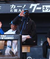 　試合終了後、岸田監督にあいさつする新庄監督（中央）＝撮影・中島達哉