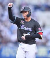 　１回、勝ち越しの左前適時打を放ちガッツポーズを決める西川（撮影・開出牧）