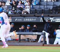 　５回、レイエス（左）がソロを放ち、指を突き上げる新庄監督（右から２人目）＝撮影・中島達哉