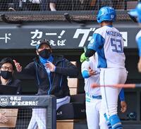 　２回、田宮の先制打で生還した二走・水谷（５３）を迎える新庄監督（撮影・中島達哉）