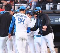 　福島（９４）らナインを迎える新庄監督（右）＝撮影・中島達哉