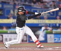 　８回、中前打を放ち猛打賞の西川（撮影・開出牧）