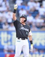 　１回、同点の右越え適時二塁打を放ち腕を突き上げる山本（撮影・開出牧）