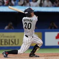 　５回、渡部は右越えに２点適時二塁打を放つ（撮影・佐々木彰尚）