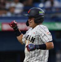 　５回、打者・小島の時に暴投。三塁走者・小田が生還（撮影・佐々木彰尚）
