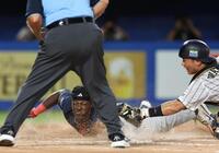 　６回、中越え打をランニングホームランにしたラッキー（撮影・佐々木彰尚）