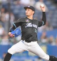 　力投する小島（撮影・開出牧）