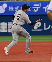 　２回、宮崎の三ゴロをファンブルする坂本