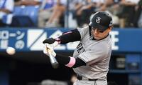 　２回、丸は左前適時打を放つ（撮影・佐藤厚）