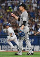 　３回、赤星は佐野（左）に同点２ランを打たれる（撮影・佐藤厚）