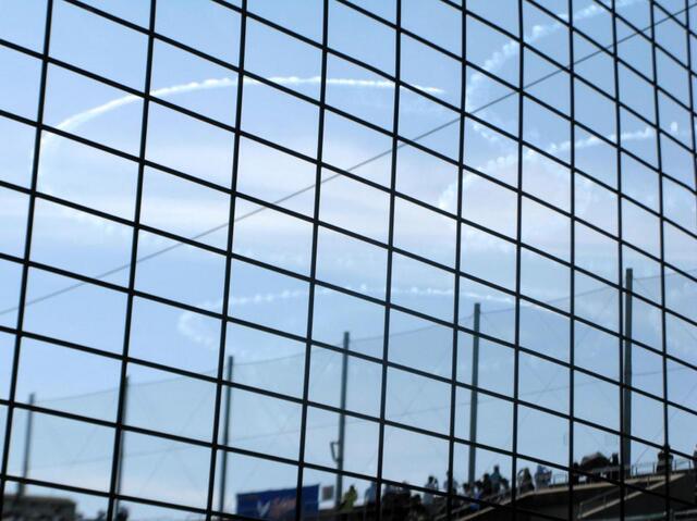 高校野球大阪大会　観客が野球より空に