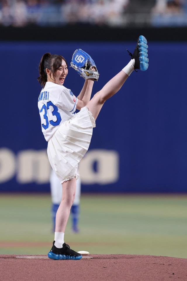 　始球式に登場した須田亜香里（撮影・市尻達拡）