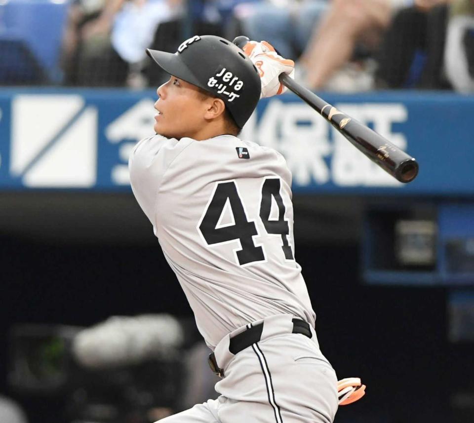 　１回、先制二塁打を放つ佐々木（撮影・佐藤厚）