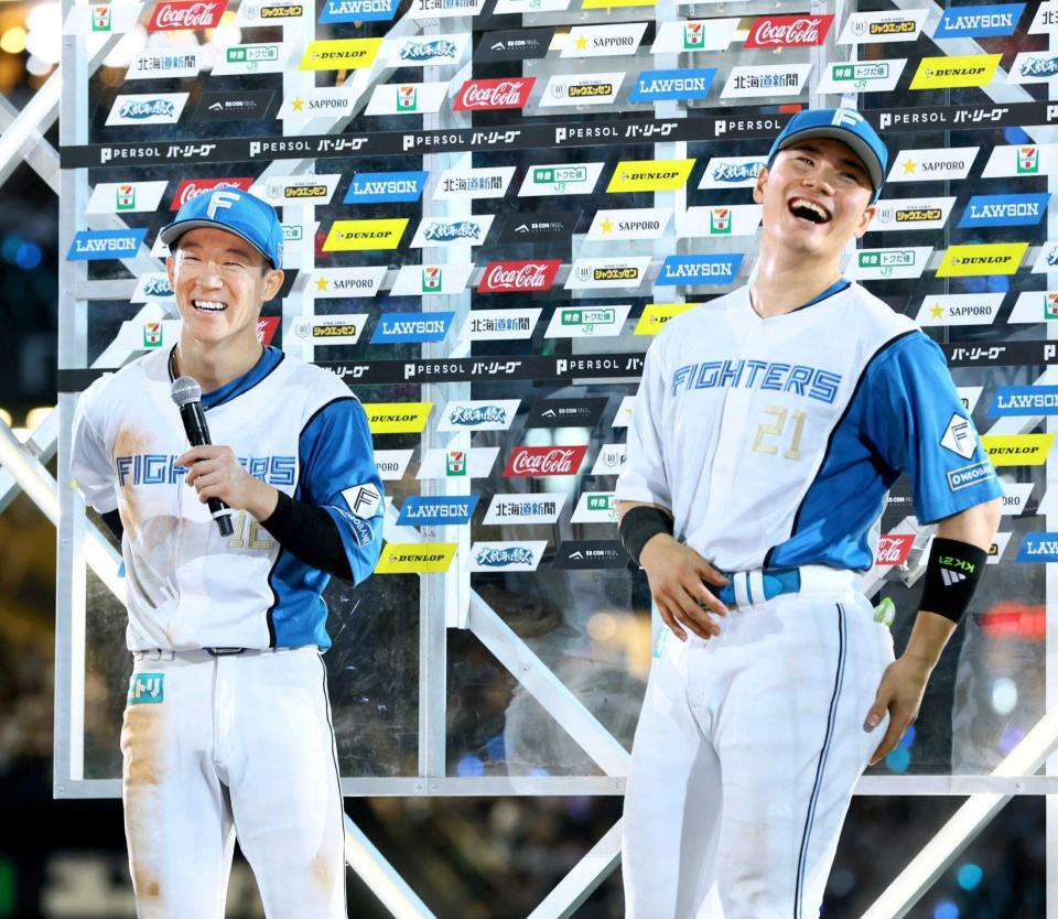 　お立ち台で自分のかわいいポイントを話す矢沢（左）に大笑いする清宮幸（撮影・中島達哉）