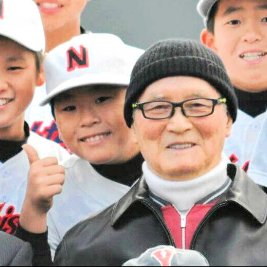 　長嶋茂雄さんの隣で笑顔を見せる小学校時代の斎藤（家族提供）