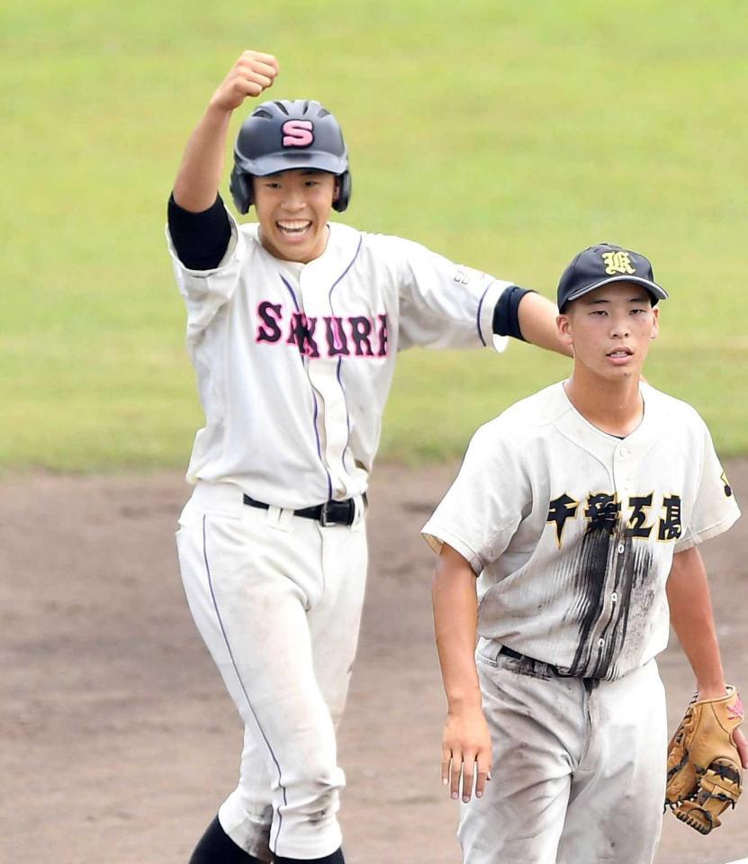 　８回、２点三塁打を放ちガッツポーズをする斎藤（撮影・開出牧）