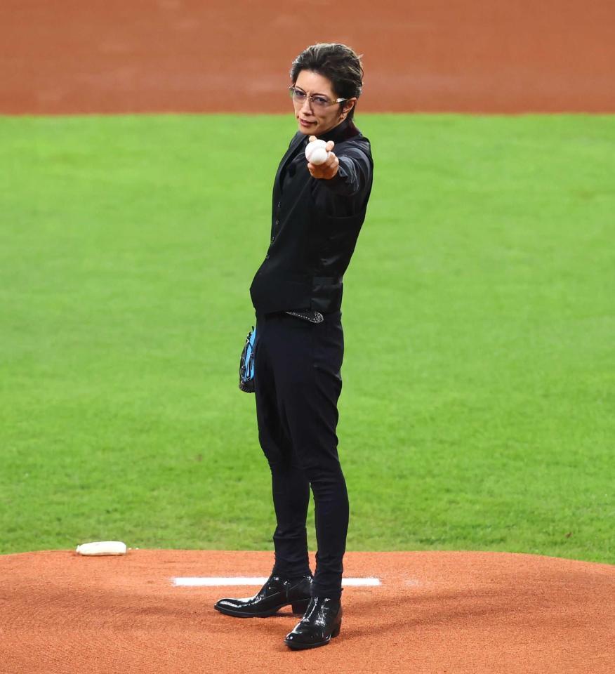 　ファーストピッチセレモニーに登場したＧＡＣＫＴ（２０２４年８月１日）