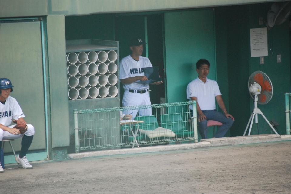 　ベンチで指揮を執る龍谷大平安・川口監督