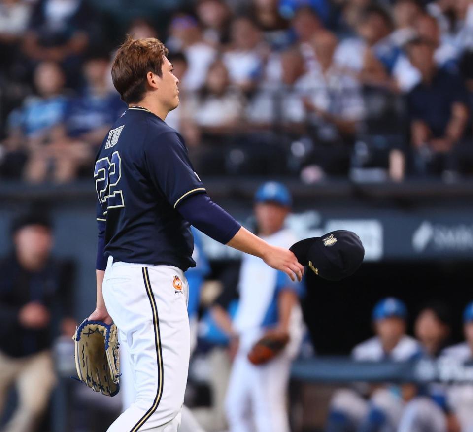 　２回、マルティネスに死球を与え、謝罪する九里（１２日）