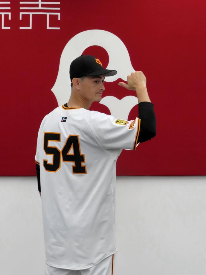 　背番号５４のユニホーム姿を披露する乙坂（撮影・中田康博）