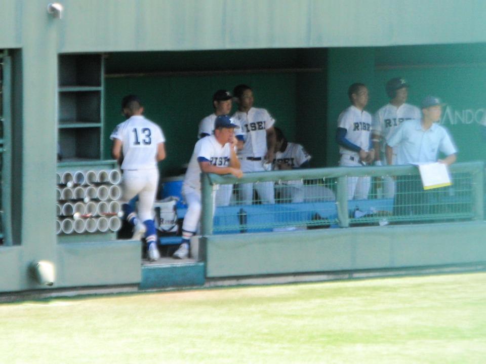 　初戦を突破した履正社ベンチ。左から２人目は多田晃監督