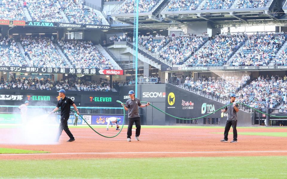 　４回が始まる前のグラウンド整備で内野に水まきがされる（撮影・中島達哉）