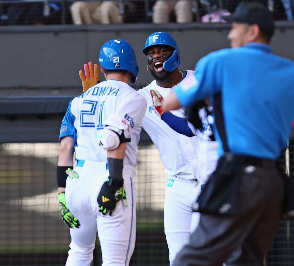 　５回、２ランを放った清宮幸（左）を迎えるレイエス（撮影・中島達哉）