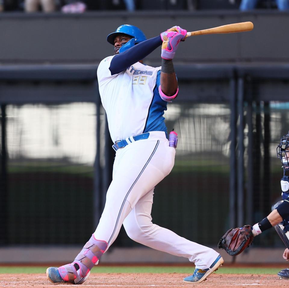 　５回、左越えに２者連続のソロを放つレイエス（撮影・中島達哉）