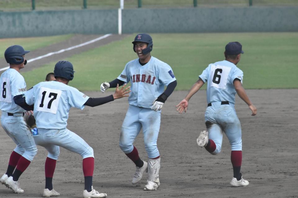 　サヨナラ打を放ち、笑顔を見せる近大福山・小林（中央）