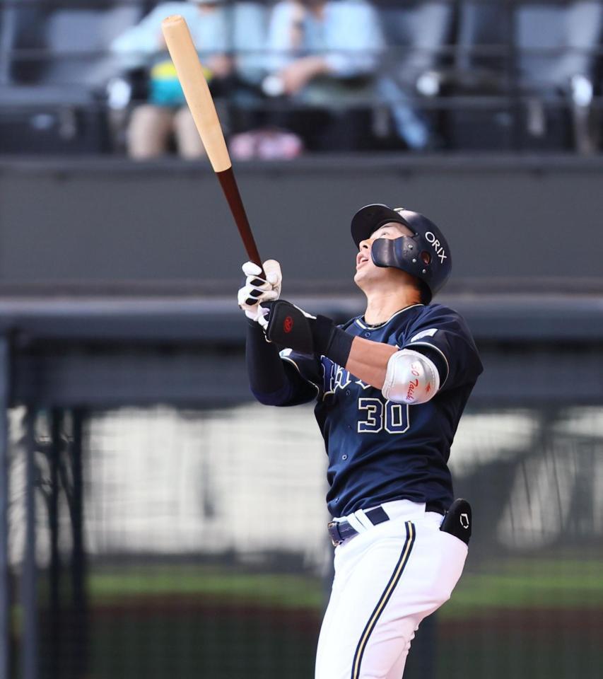 　２回、二飛に倒れる広岡（撮影・中島達哉）