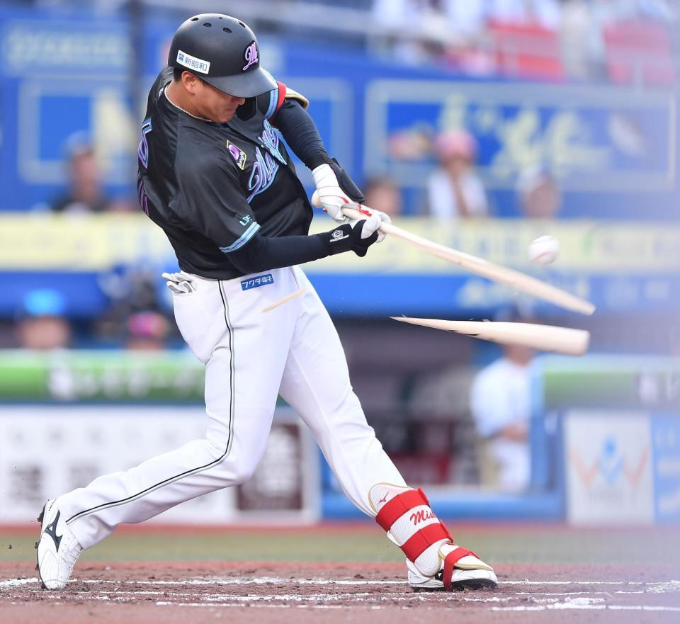 　１回、バットを折られながら勝ち越しの左前適時打を放つ西川（撮影・開出牧）