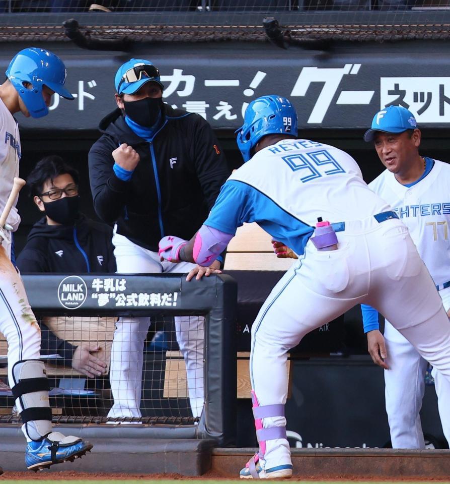 　５回、ソロを放ったレイエス（９９）を迎える新庄監督（中央）＝撮影・中島達哉