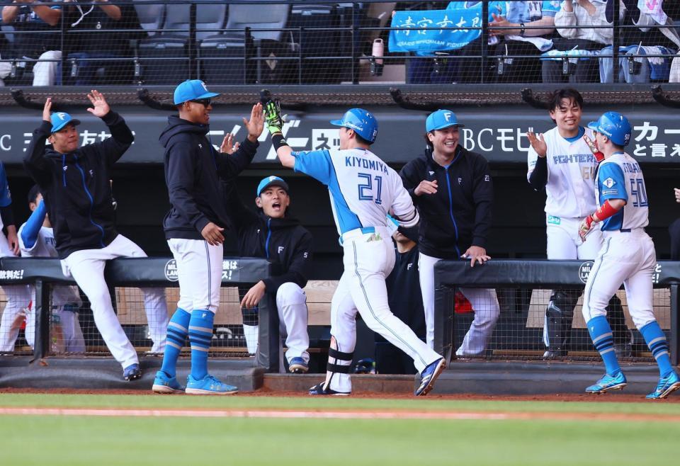 　５回、２ランを放った清宮幸（２１）を迎える日本ハムナイン（撮影・中島達哉）