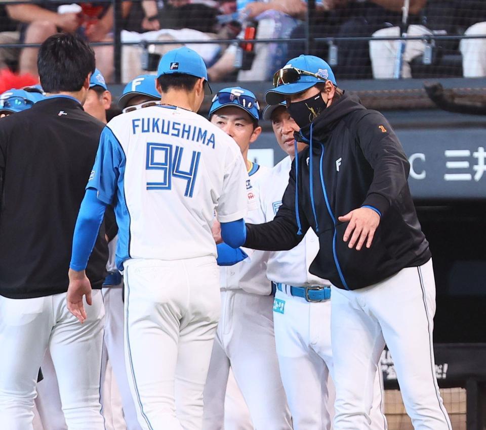 　福島（９４）らナインを迎える新庄監督（右）＝撮影・中島達哉