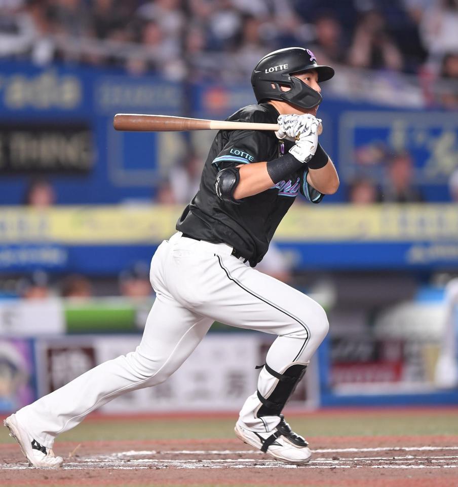 　７回、右前適時打を放つ安田（撮影・開出牧）