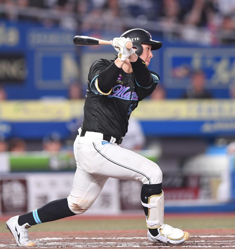 　７回、右前適時打を放つ寺地（撮影・開出牧）