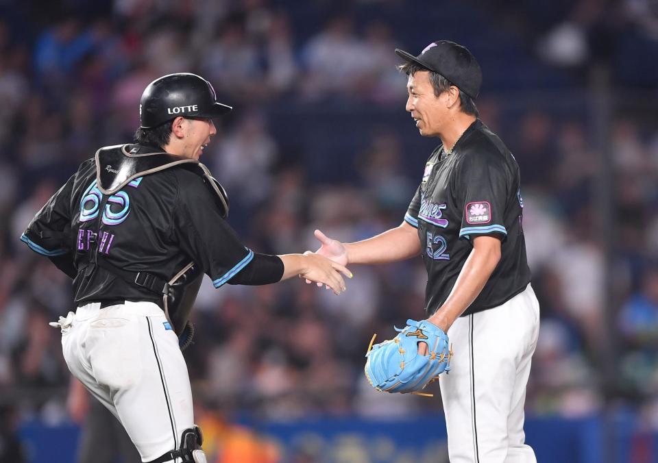 　９回、渡部聖を遊ゴロに打ち取り寺地（左）と握手を交わす益田（撮影・開出牧）
