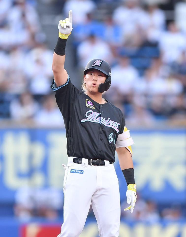 　１回、同点の右越え適時二塁打を放ち腕を突き上げる山本（撮影・開出牧）