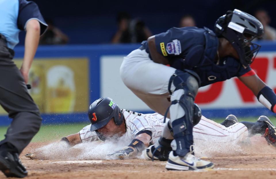 　５回、小田の二ゴロで三塁走者・榊原が生還（撮影・佐々木彰尚）