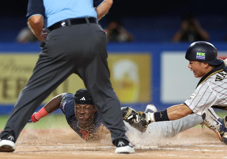 　６回、中越え打をランニングホームランにしたラッキー（撮影・佐々木彰尚）