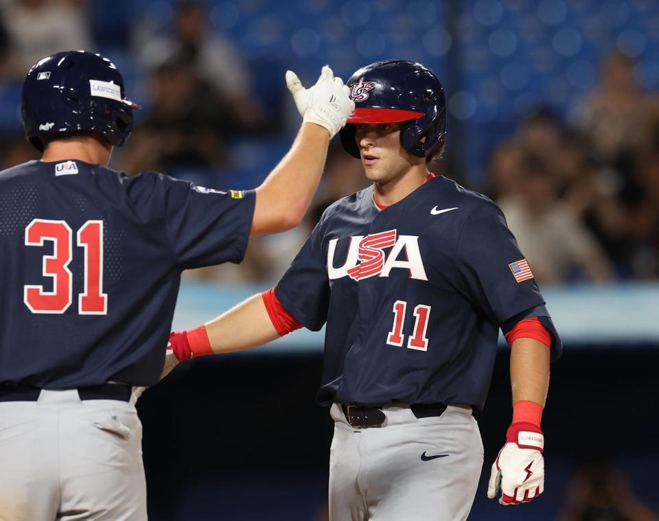 　７回、中越えにソロを放ち生還するロッチ・チョロウスキー（撮影・佐々木彰尚）