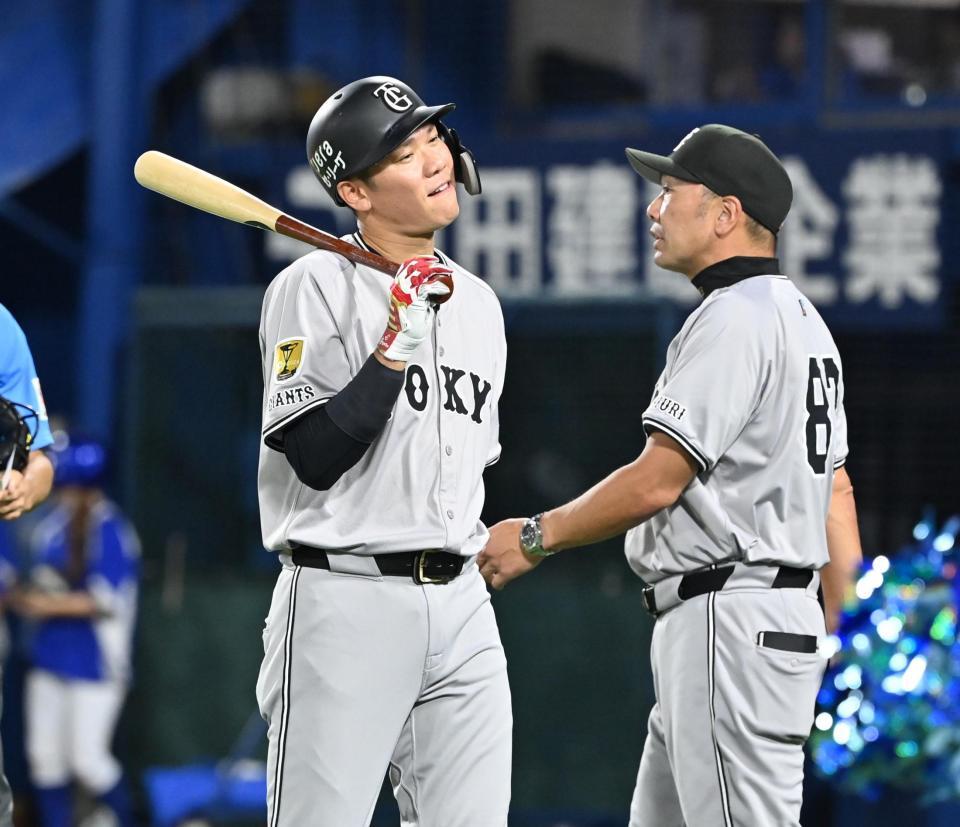 　７回、見逃し三振に倒れた坂本。右は阿部監督