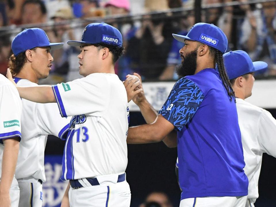 　三森（左）からウイニングボールを渡されるジャクソン（右）＝撮影・佐藤厚