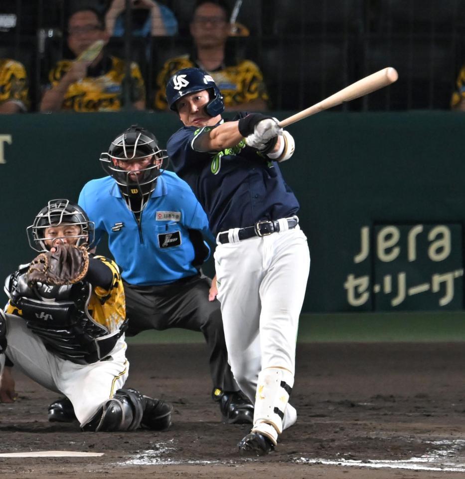 　９回、適時二塁打を放つ山田（撮影・飯室逸平）