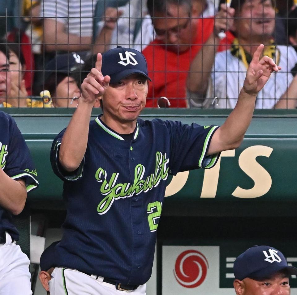 　４回、中野の一塁判定をめぐりリプレー検証を要求する高津監督（撮影・西田忠信）