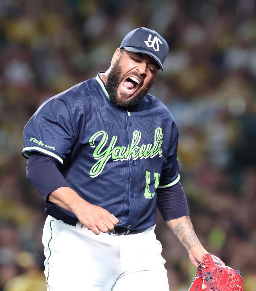 　４回、大山を遊ゴロ併殺打に打ち取り、ほえるアビラ（撮影・北村雅宏）