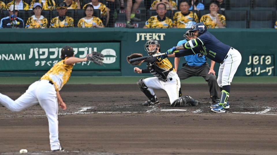 　３回、送りバントするも空振り三振に倒れるアビラ（撮影・飯室逸平）