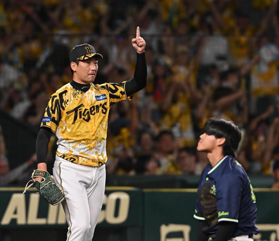 　９回、森下の好返球で追加点を防いだ岩崎（左）＝撮影・西田忠信